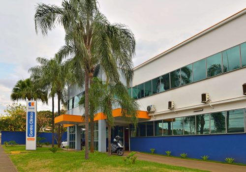 fachada-Centro-Clinico-scaled-1-2048x1367